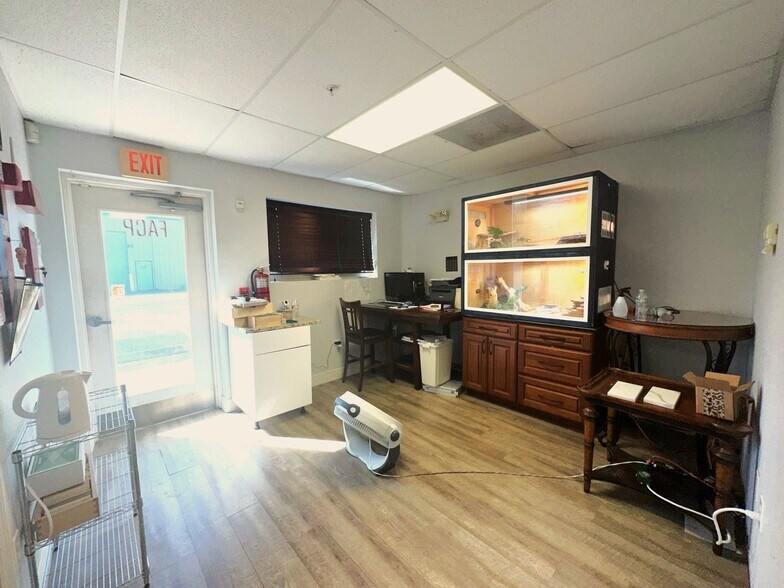 More Photos Of 6618-6628 26th Ct E, Sarasota Warehouse For Lease