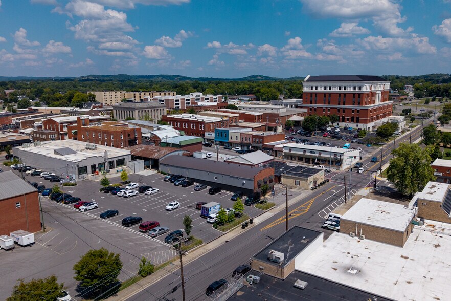 More Photos Of 108 W Smith St, Gallatin Showroom For Lease