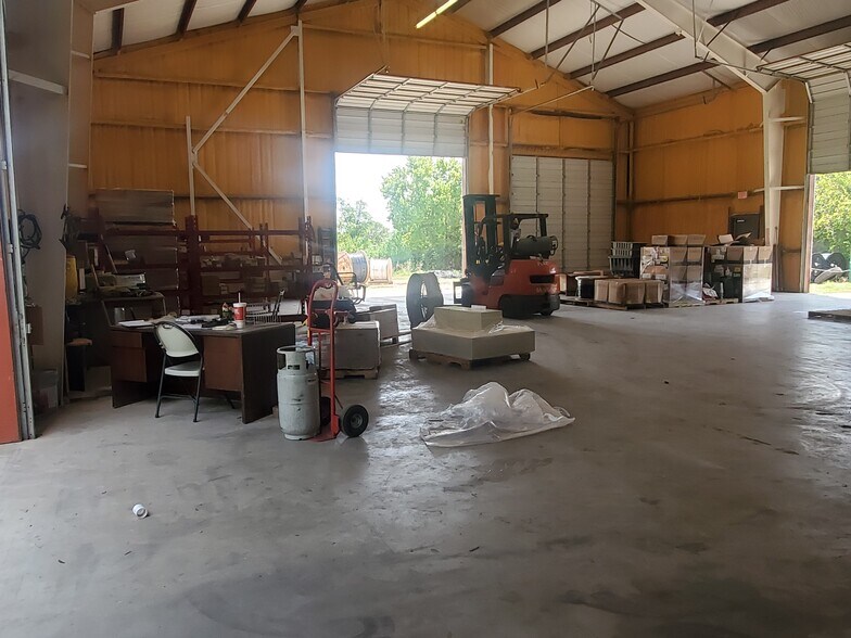 More Photos Of 4938 Enterprise Dr, San Antonio Warehouse For Lease