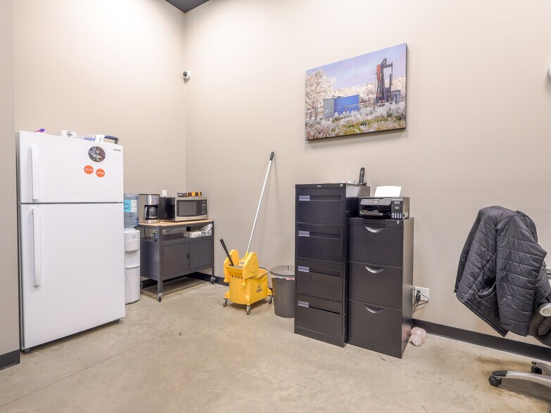 More Photos Of 4805 75 St, Stettler Storefront Retail Office For Sale