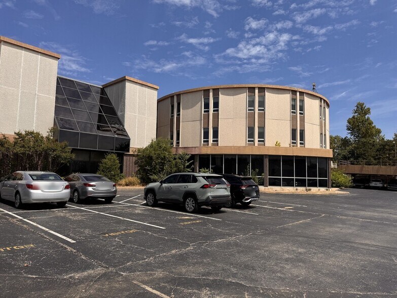 More Photos Of 2323 S Harvard Ave, Tulsa Hospital For Sale
