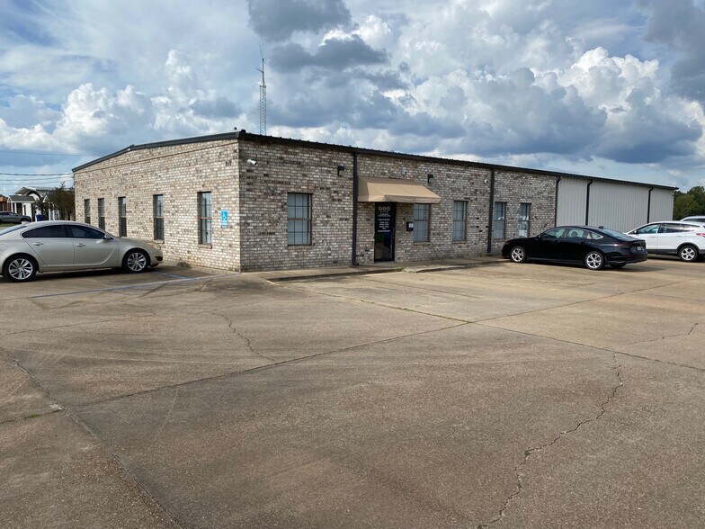 More Photos Of 2112 N Bolton Ave, Alexandria Service For Sale