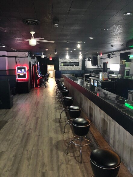 More Photos Of 37895 N Sheridan Rd, Beach Park General Retail For Sale