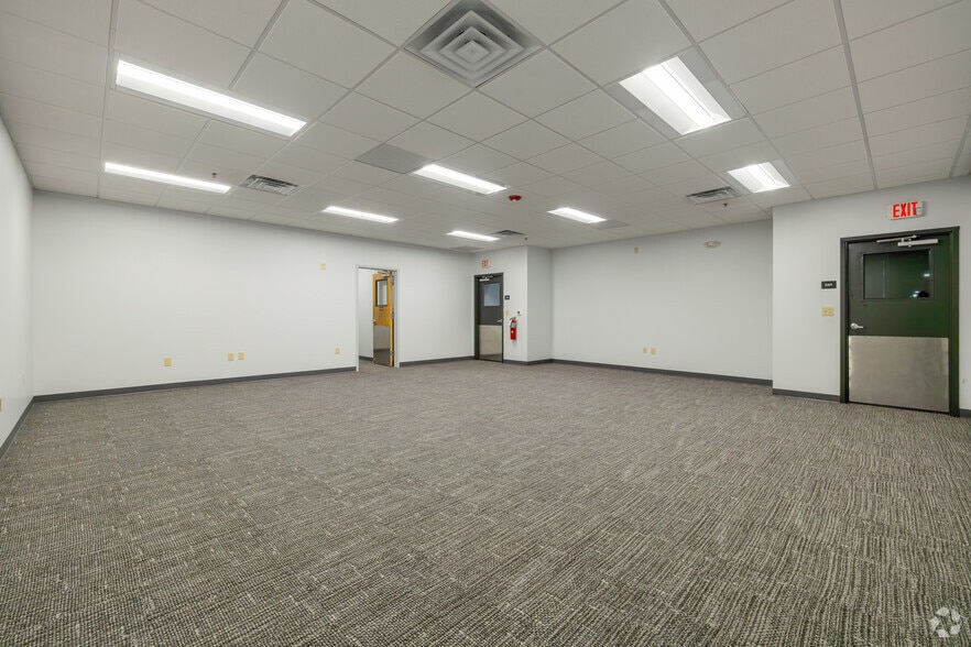 More Photos Of 12400 Presidents Ct, Jacksonville Warehouse For Lease