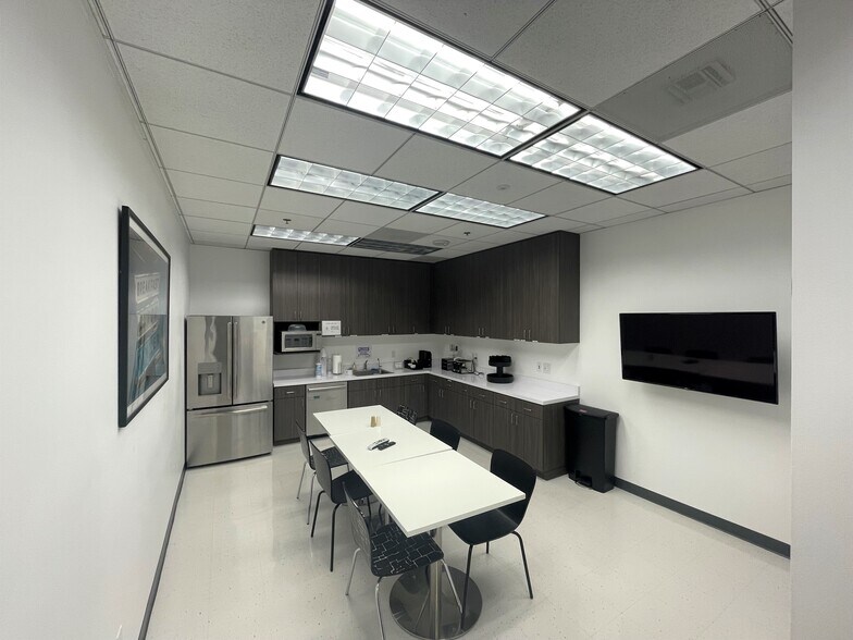 More Photos Of 1880 Century Park E, Los Angeles Office For Lease