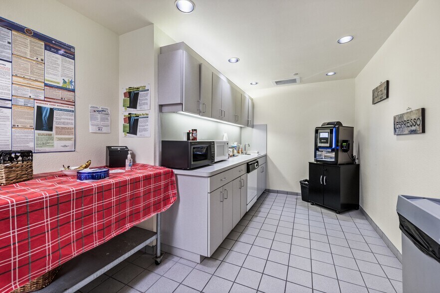 More Photos Of 6015 31st St E, Bradenton Office For Sale