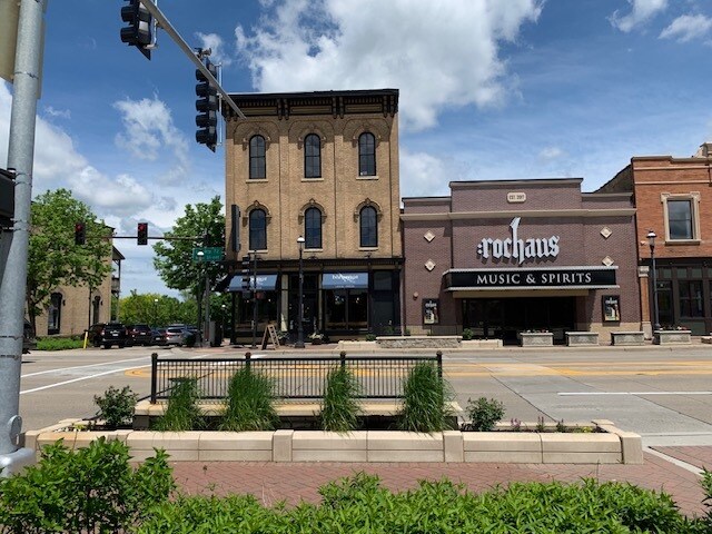 More Photos Of 98 W Main St, West Dundee Restaurant For Lease
