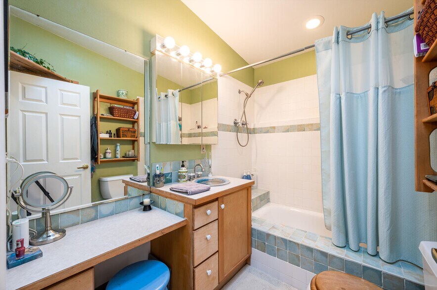 More Photos Of 1324 Commercial, Bellingham General Retail For Sale