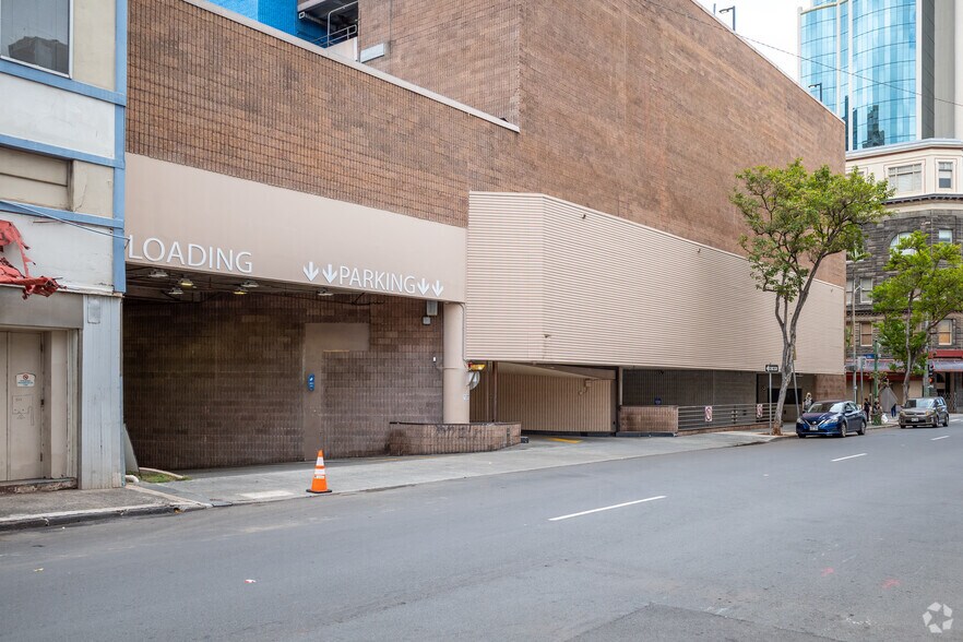 More Photos Of 1032 Fort Street Mall, Honolulu Department Store For Lease