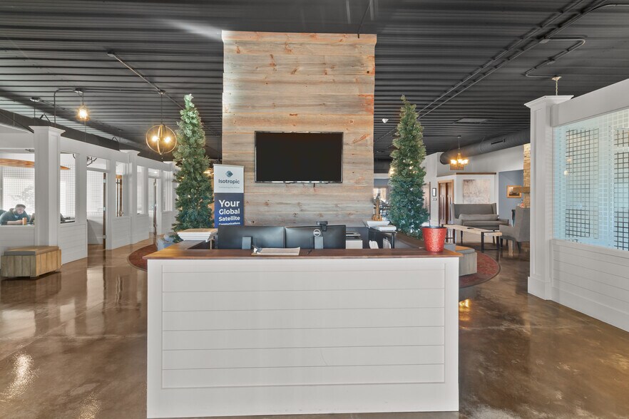 More Photos Of 2492 Crest Dr, Lake Geneva Office For Sale