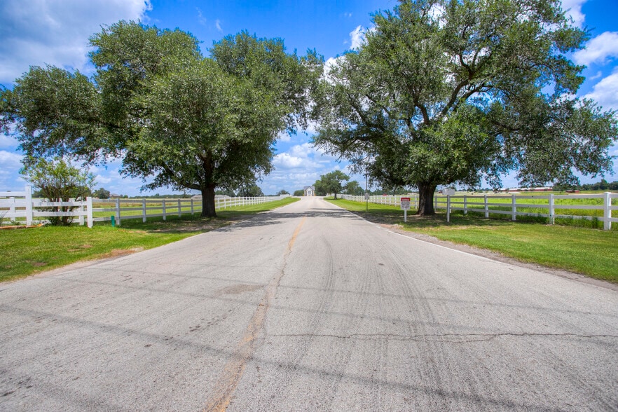 More Photos Of 24 Daytona ln, Normangee Multifamily For Sale