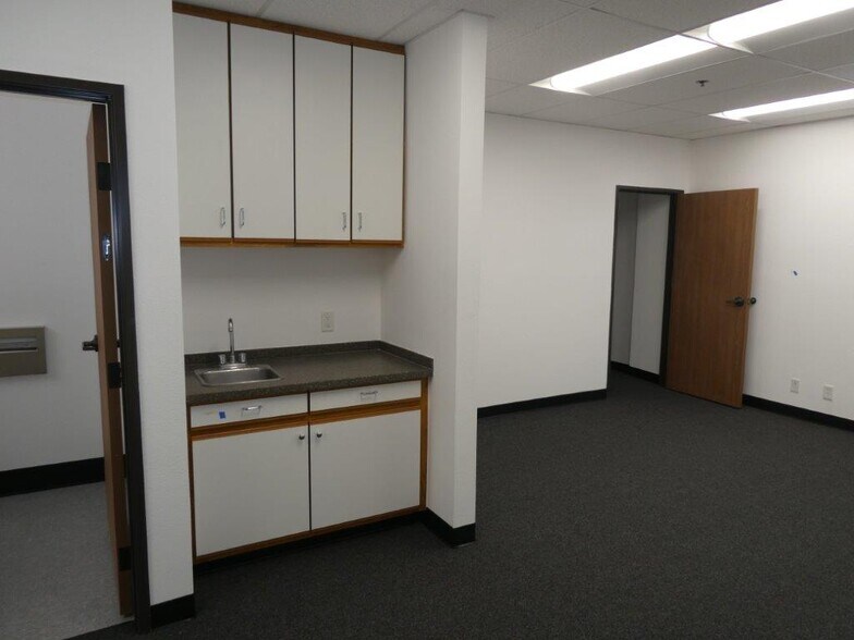 More Photos Of 1411 Railroad St, Glendale Warehouse For Lease