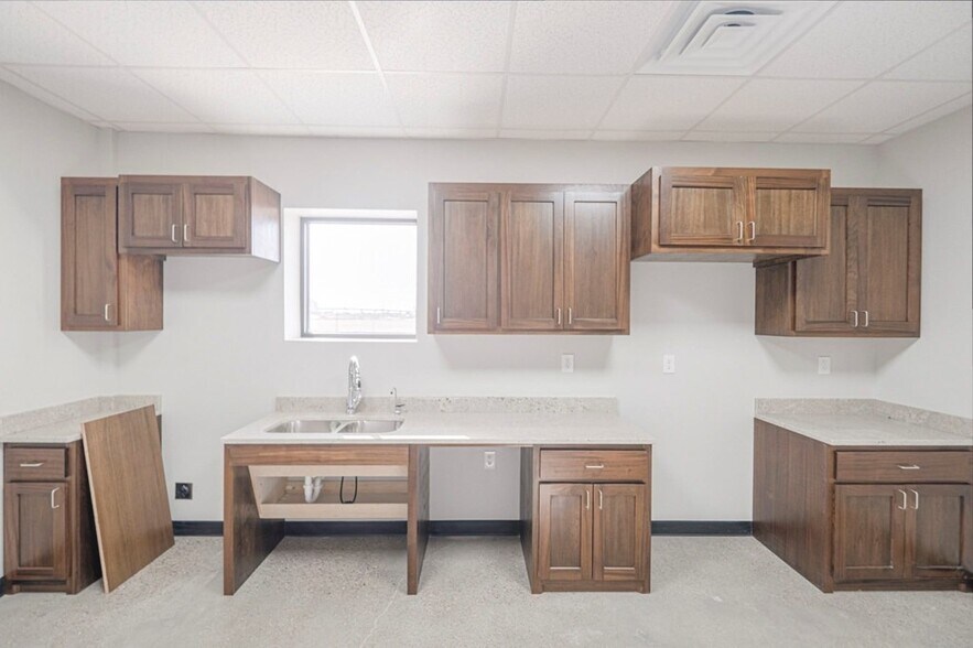 More Photos Of 5261 W Murphy St, Odessa Industrial For Lease