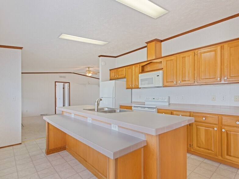 More Photos Of 25 Lester Ln, Waynesville Flex For Sale