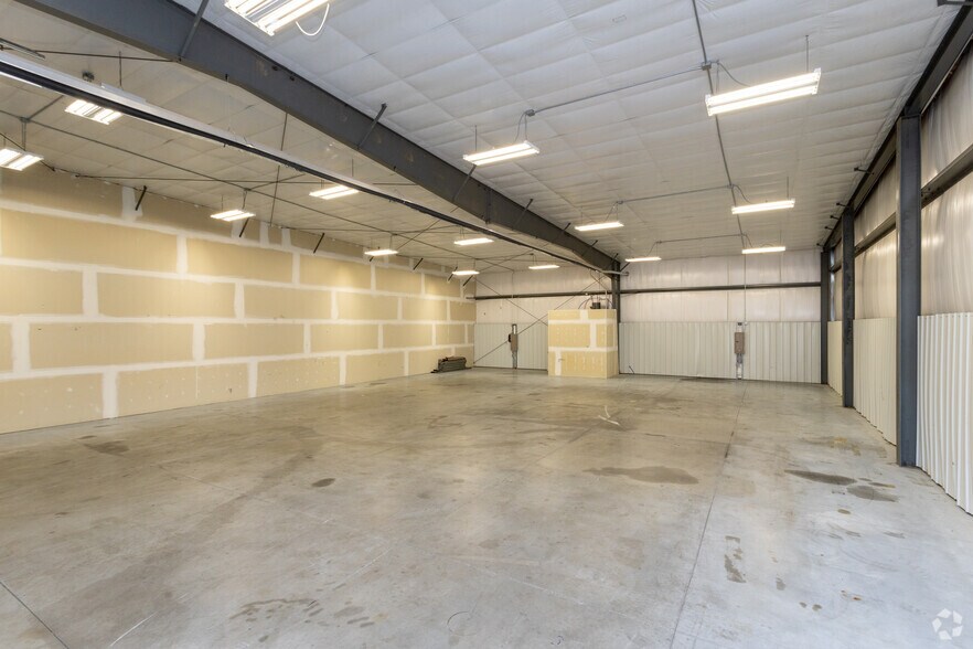 More Photos Of 520 Blue Heron Dr, Lincoln Warehouse For Lease