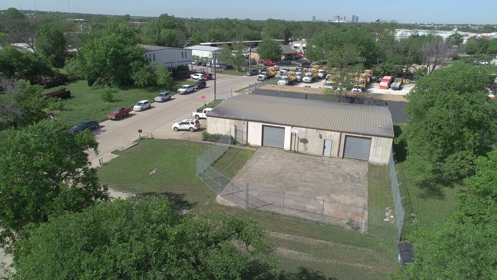 More Photos Of 6329 Eden Dr, Haltom City Warehouse For Lease
