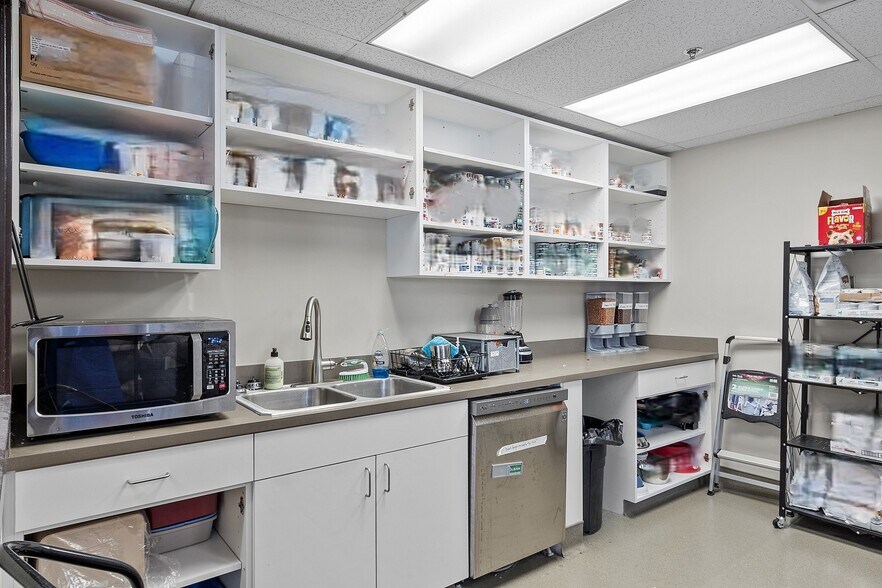 More Photos Of 180 Bear Hill Rd, Waltham Medical For Lease
