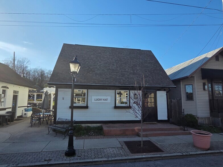 More Photos Of 195 S Main St, Waynesville Freestanding For Sale