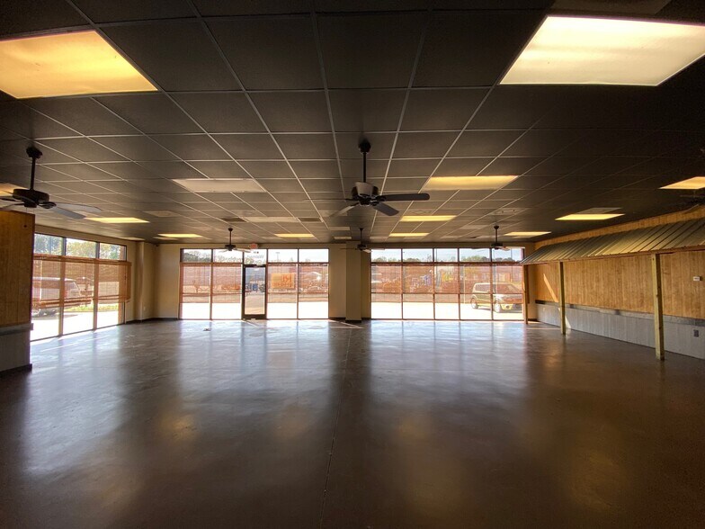 More Photos Of 213 Walmart Cir, Booneville Storefront Retail Office For Lease