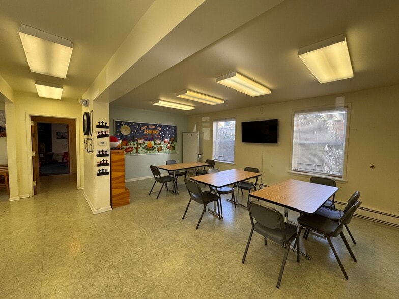 More Photos Of 518 Hegeman St, Schenectady Office For Sale