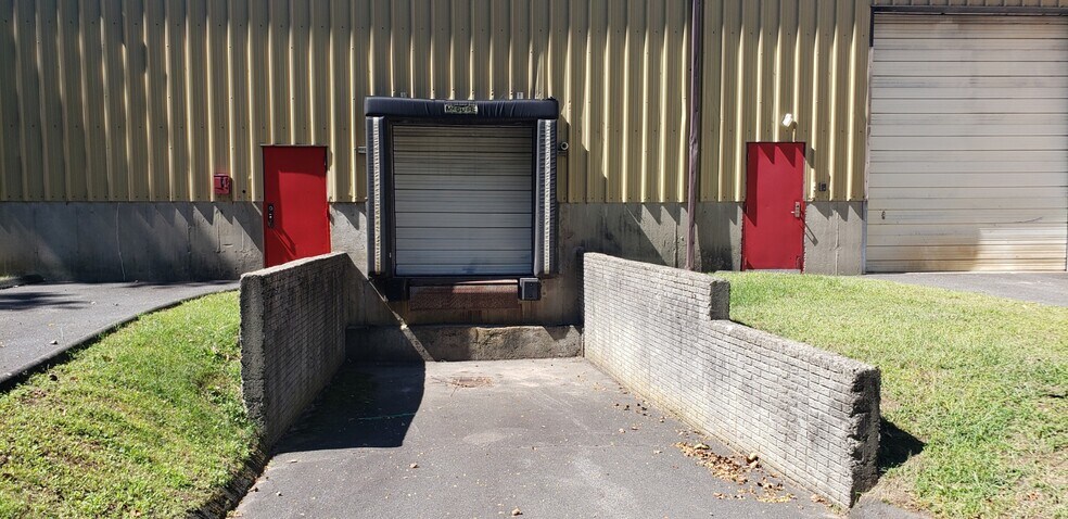 More Photos Of 22 Commerce Rd, Newtown Light Manufacturing For Lease