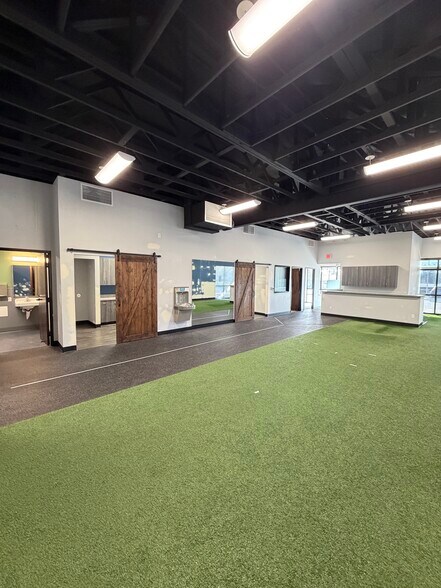 More Photos Of 14679 SE Sunnyside Rd, Clackamas Freestanding For Lease