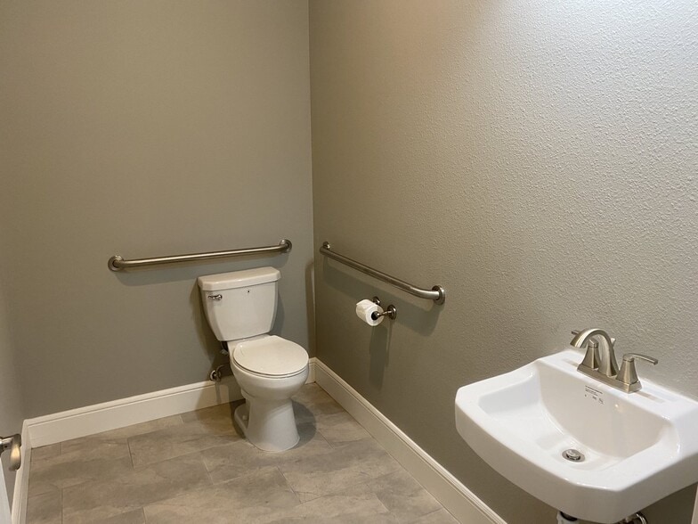 More Photos Of 18510 Green Land Way, Houston Medical For Lease