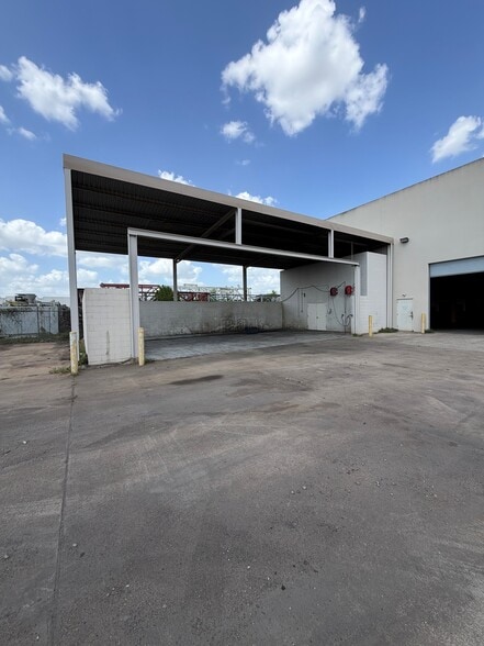 More Photos Of 18155 Chisholm Trl, Houston Warehouse For Lease