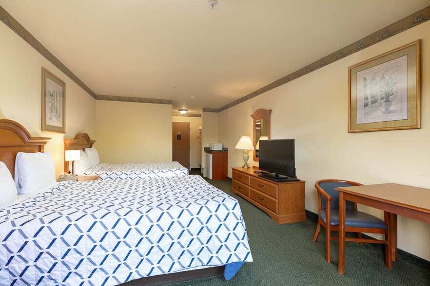 More Photos Of 550 SE Highway 101, Lincoln City Hotel For Sale