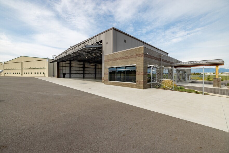 More Photos Of 12100 Higgins Airport Way, Burlington Airplane Hangar For Lease