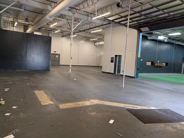 More Photos Of 569 S Main St, Englewood Storefront Retail Office For Lease