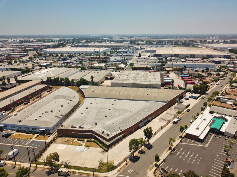 More Photos Of 5300 Harbor St, Commerce Warehouse For Lease