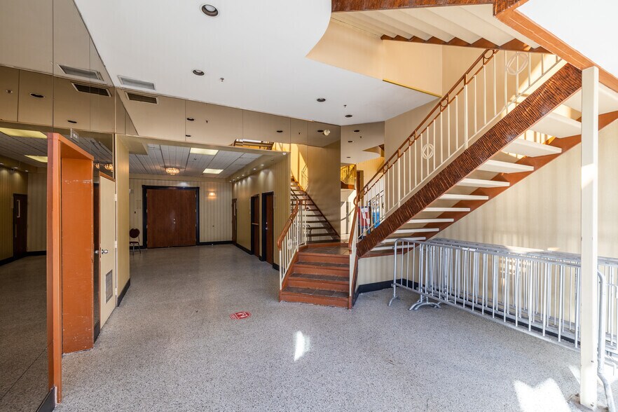 More Photos Of 2953-2961 Rue Bélanger, Montréal General Retail For Lease