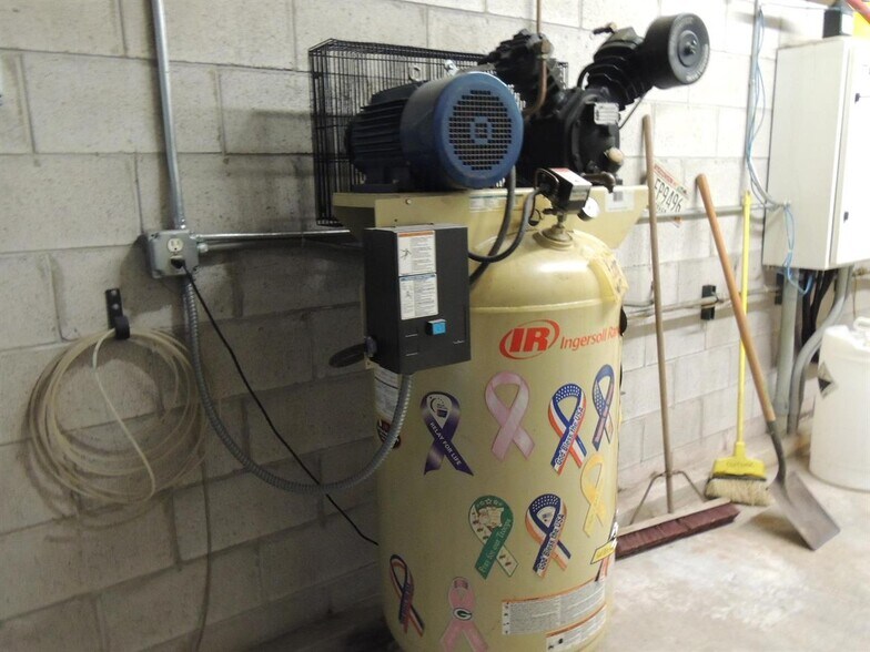 More Photos Of 375 S Main St, Clintonville Specialty For Sale