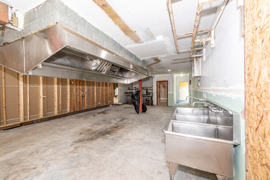 More Photos Of 8123 E Lamar Alexander Pky, Townsend Restaurant For Sale