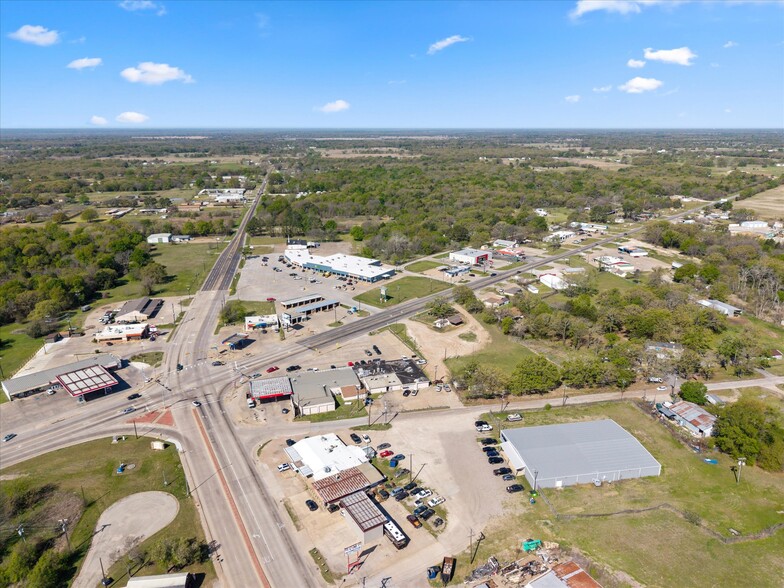 More Photos Of 101 N Seven Points Dr, Kemp Service Station For Sale
