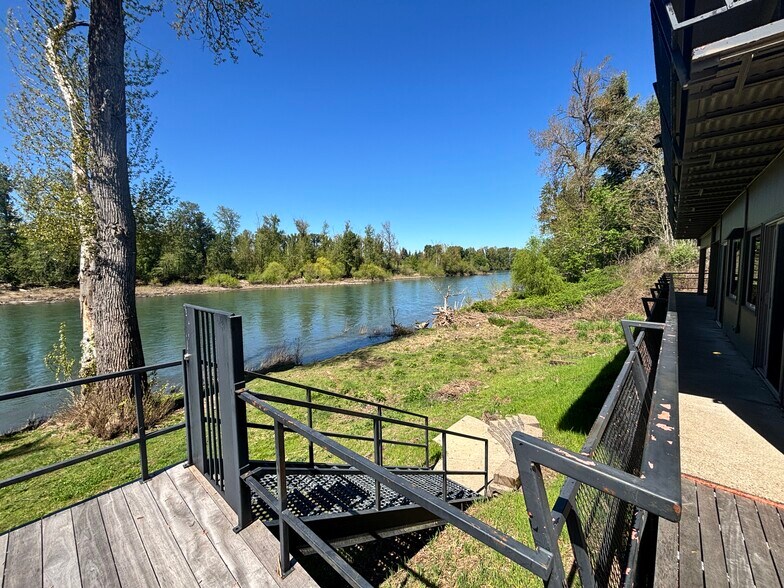 More Photos Of 131 NE Pine St, Salem Office For Lease