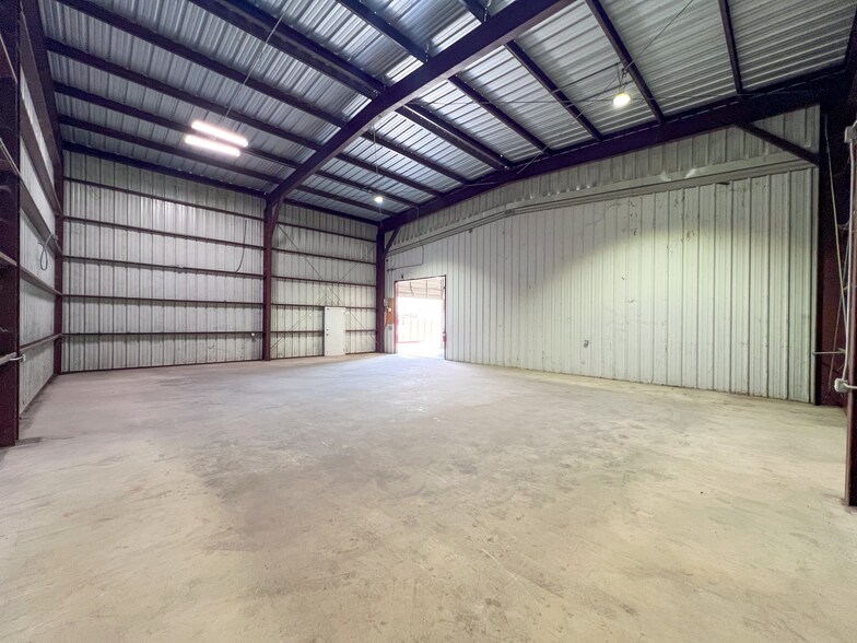 More Photos Of 13403 Western Oak Dr, Helotes Warehouse For Lease