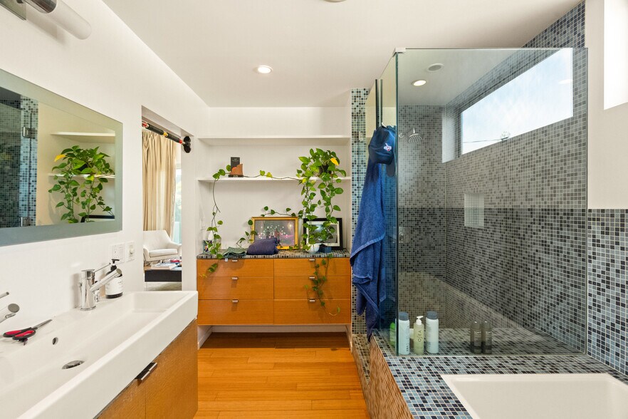 More Photos Of 120 Mildred Ave, Venice Loft Creative Space For Sale