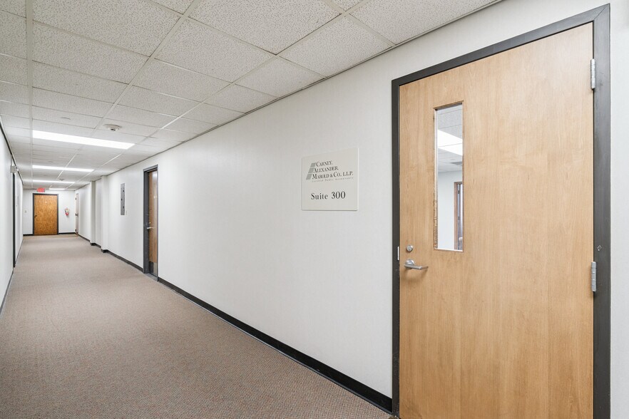 More Photos Of 511 E 5th St, Waterloo Office For Lease