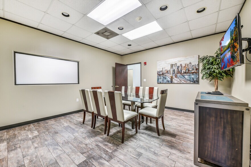 More Photos Of 2401 Parkwood Ave, Friendswood Office For Sale