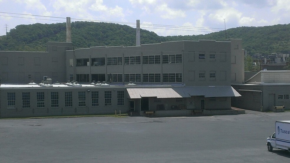 More Photos Of 200 W 12th St, Waynesboro Warehouse For Lease