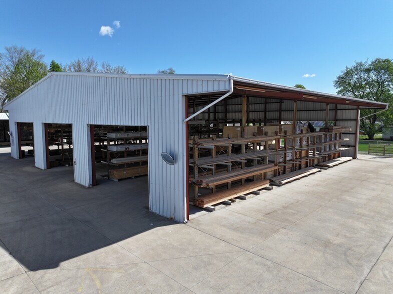 More Photos Of 418 N Michigan Ave, Edgerton Freestanding For Sale