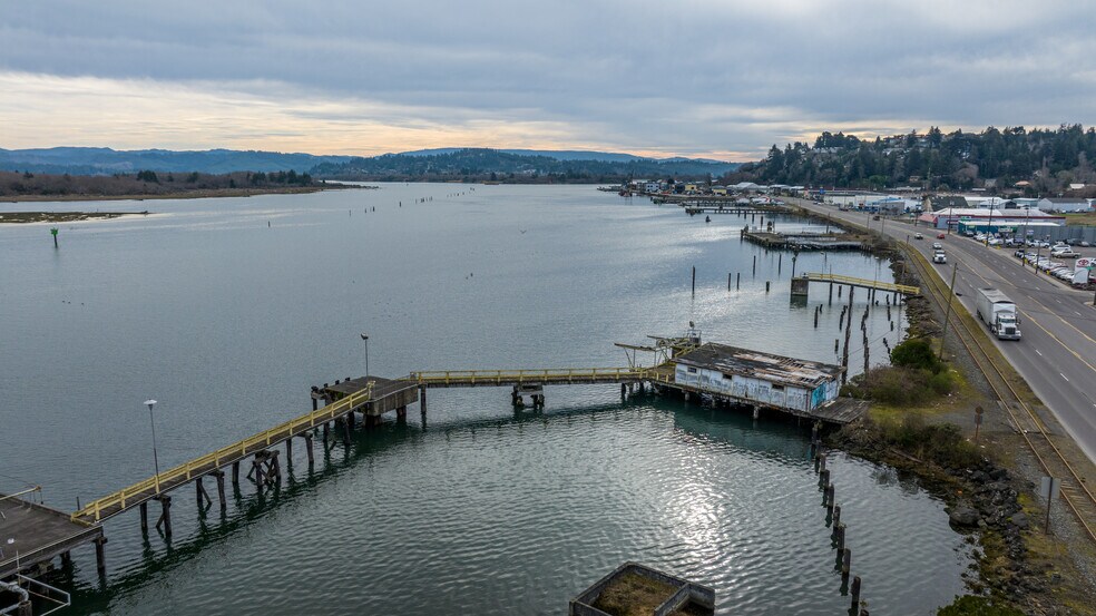 More Photos Of 2250 N Bayshore Dr, Coos Bay Marina For Sale