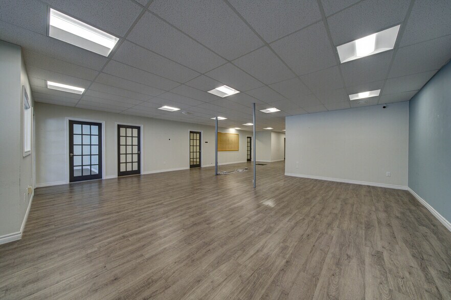 More Photos Of 1367 Mosley St, Wasaga Beach Office For Sale