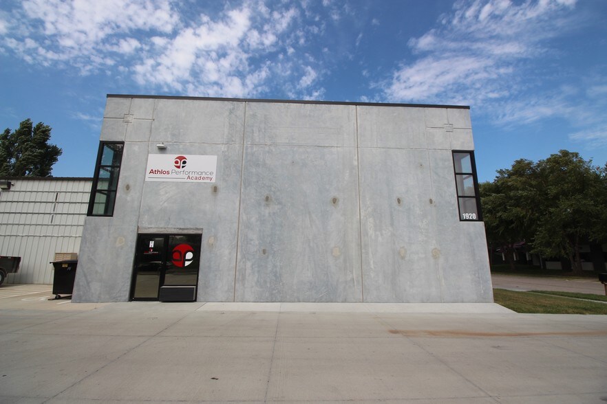 More Photos Of 1920 Holdrege St, Lincoln Light Distribution For Lease