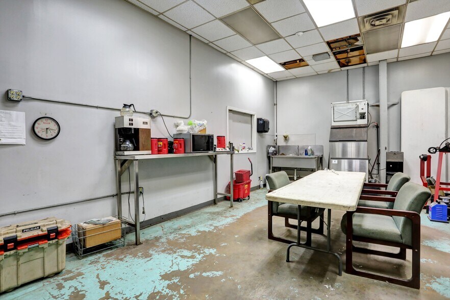 More Photos Of 3325 Millbranch Rd, Memphis Warehouse For Sale