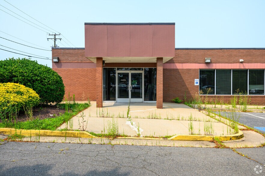 More Photos Of 2030 Old Bridge Rd, Woodbridge Bank For Sale