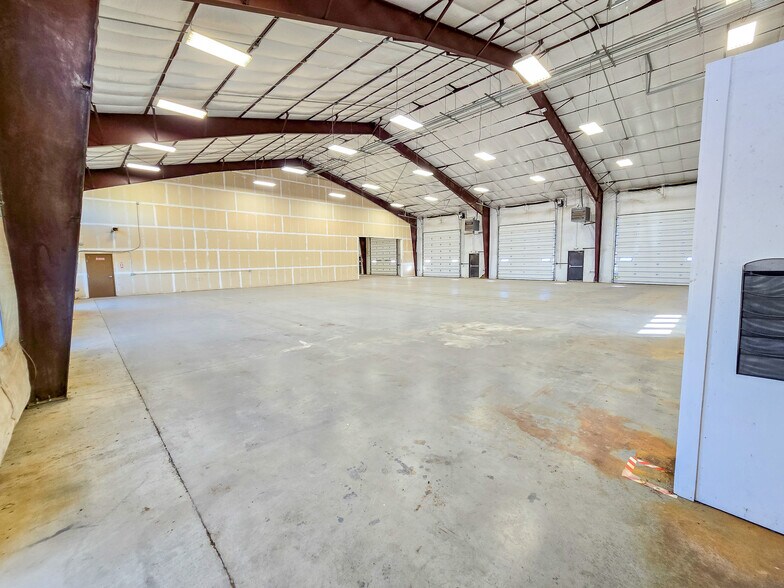 More Photos Of 5066 Owan Industrial Park Dr, Williston Warehouse For Lease