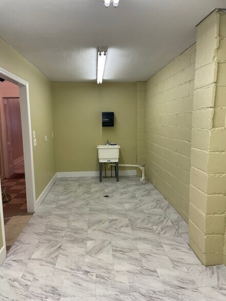 More Photos Of 304 Virginia Ave, Clarksville General Retail For Lease
